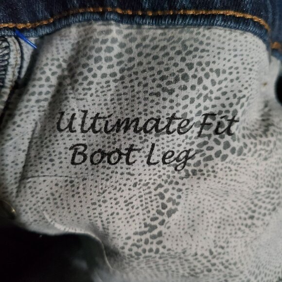 Chicos Jeans Womens 1.5 Short US 10 Petite Blue Ultimate Fit Boot Leg Denim - Picture 2 of 14